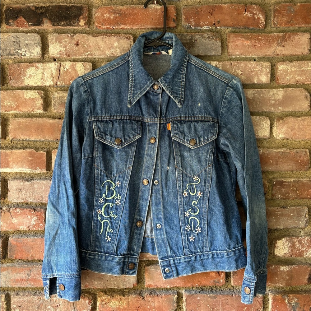 Perfect orange tab Levi’s Jean vintage jacket size small. Beautiful embroidery
